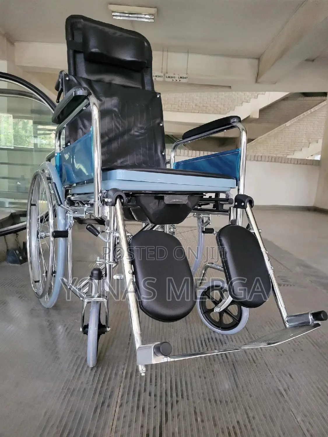 Toilet Wheelchair蘇勾commode Wheelchair, a Functional Mobility