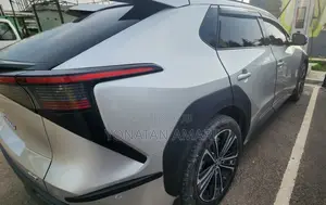 Toyota bZ4X 71.4 kWh AWD 2023 Gold