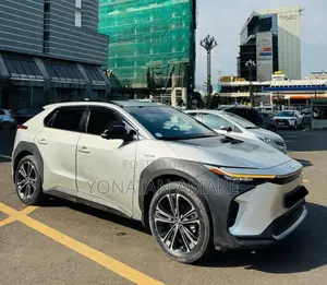 Toyota bZ4X 71.4 kWh AWD 2023 Gold