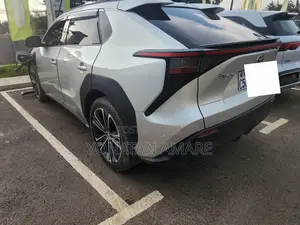 Toyota bZ4X 71.4 kWh AWD 2023 Gold