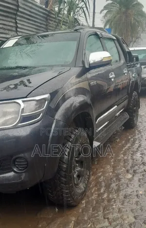 Toyota Hilux 2013 Gray