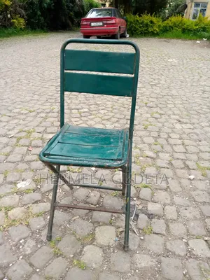 101 የሚታጠፍ የብረት ወንበሮች