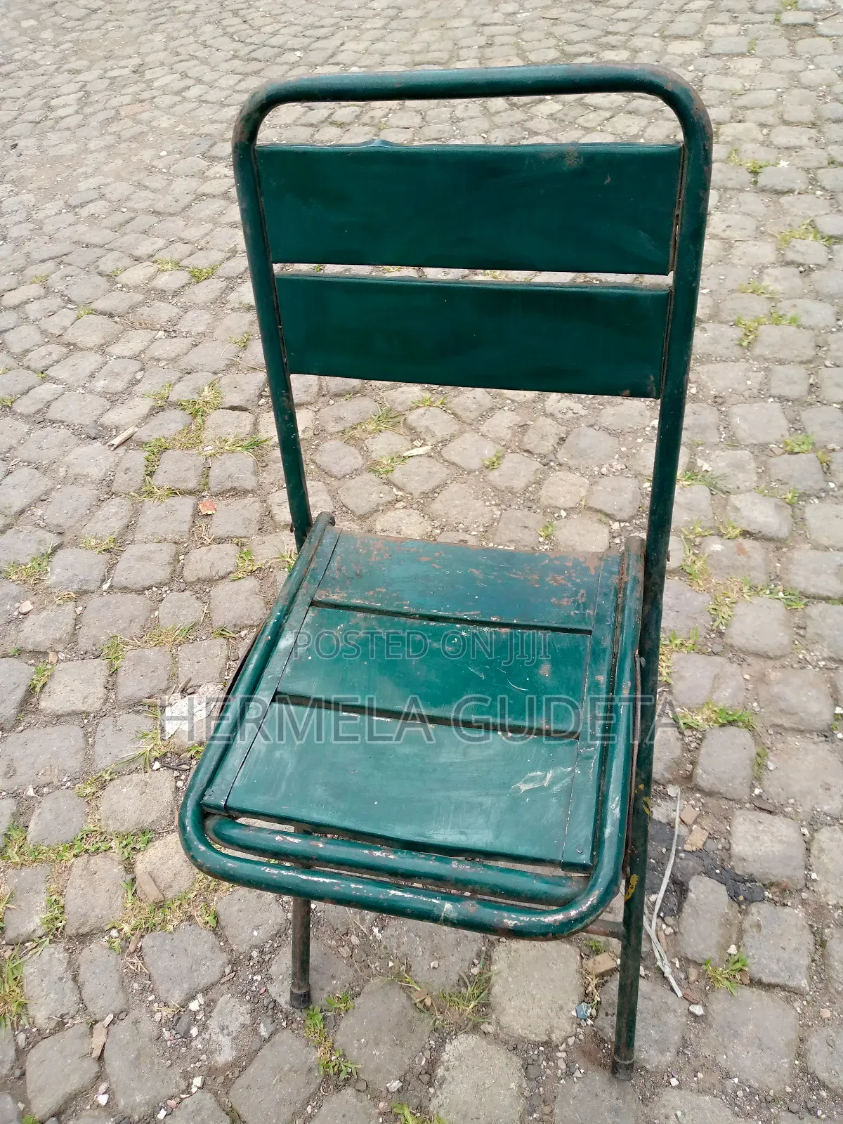 101 የሚታጠፍ የብረት ወንበሮች