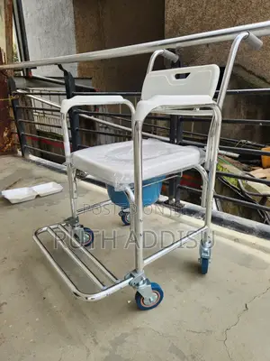 Photo - Wheelchair长了removable Popo Wheelchair元的commode Wheelchair
