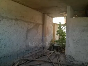 5bdrm House in Akaky Kaliti for sale