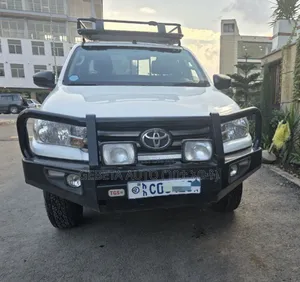 Photo - Toyota Hilux 2019 White