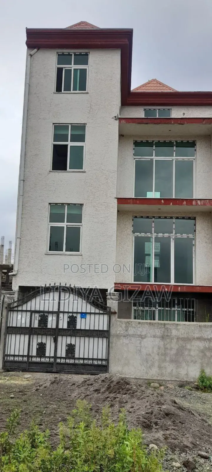 5bdrm House in Akaky Kaliti for sale