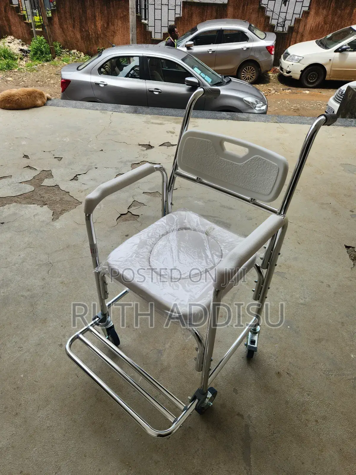 ጎማ ያለው ባለ 4 ትንንሽ ጎማ ዊልቸር Wheelchair Commode費率toilet Chair