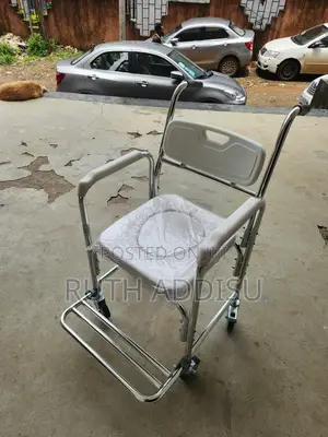 ጎማ ያለው ባለ 4 ትንንሽ ጎማ ዊልቸር Wheelchair Commode費率toilet Chair