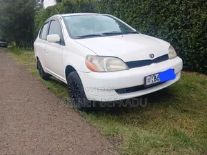 Photo - Toyota Platz 1.0 FWD 2001 White