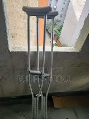 Photo - Bilateral Axillary Crutches猴兒medical New Crutches喬遷crutches
