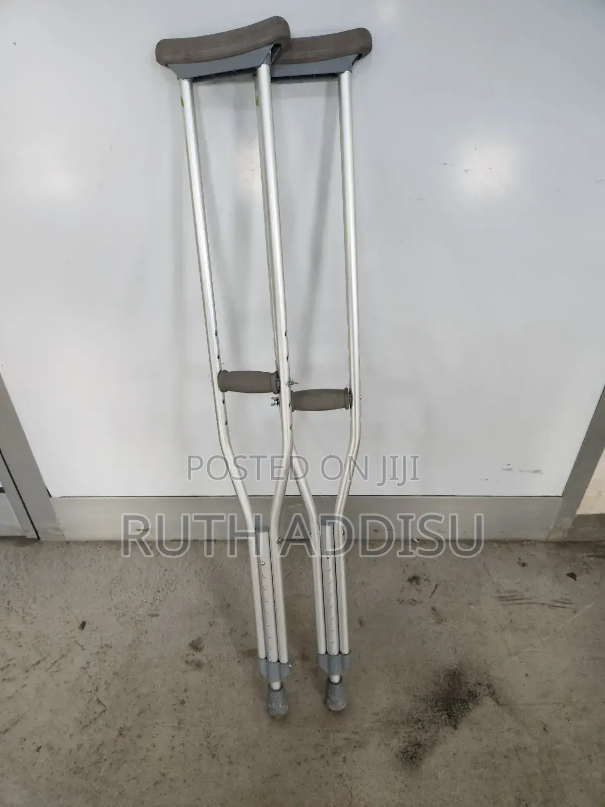 Bilateral Axillary Crutches朱槿axillary Crutches长了crutches