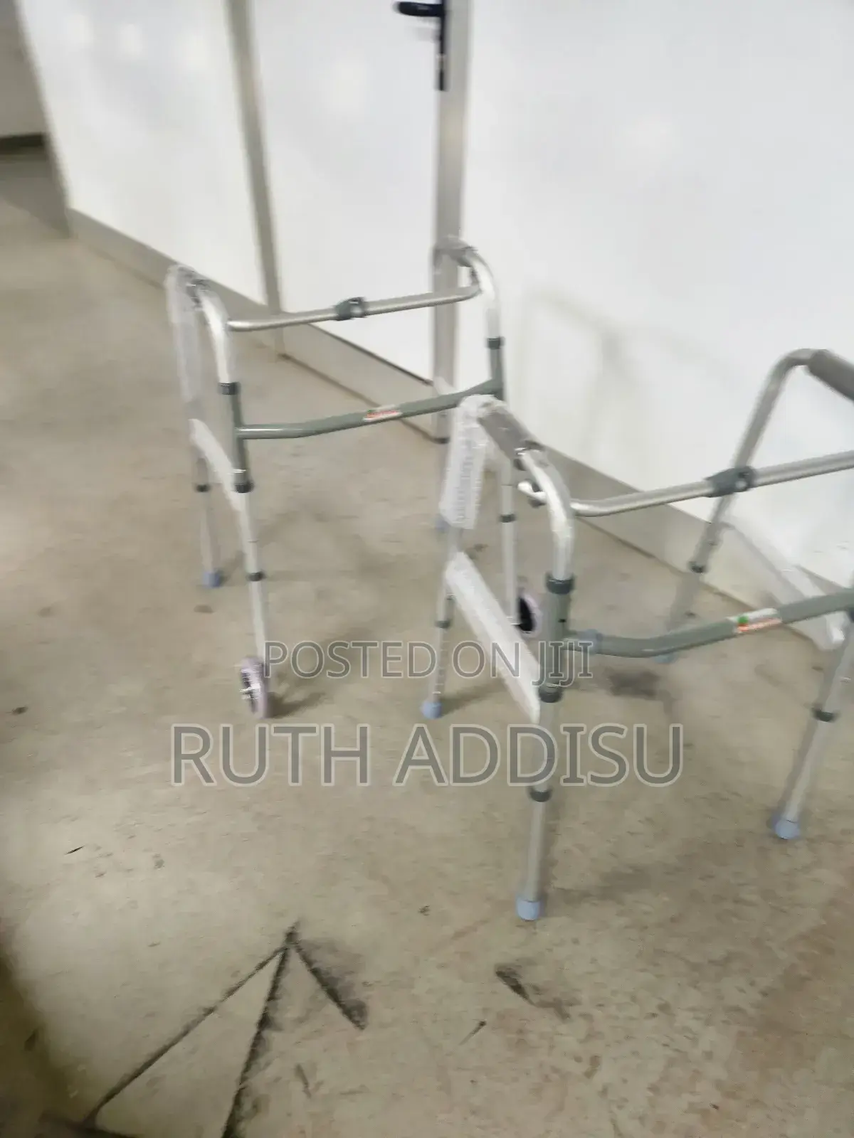 Almunium Walker管制walking Aid它以foldable Walker齁不quality Walkr