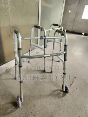 Photo - Walker垢和stainless Medical Walkerwalker ወከር የሚታጠፍ አልሙኒየም ወከር