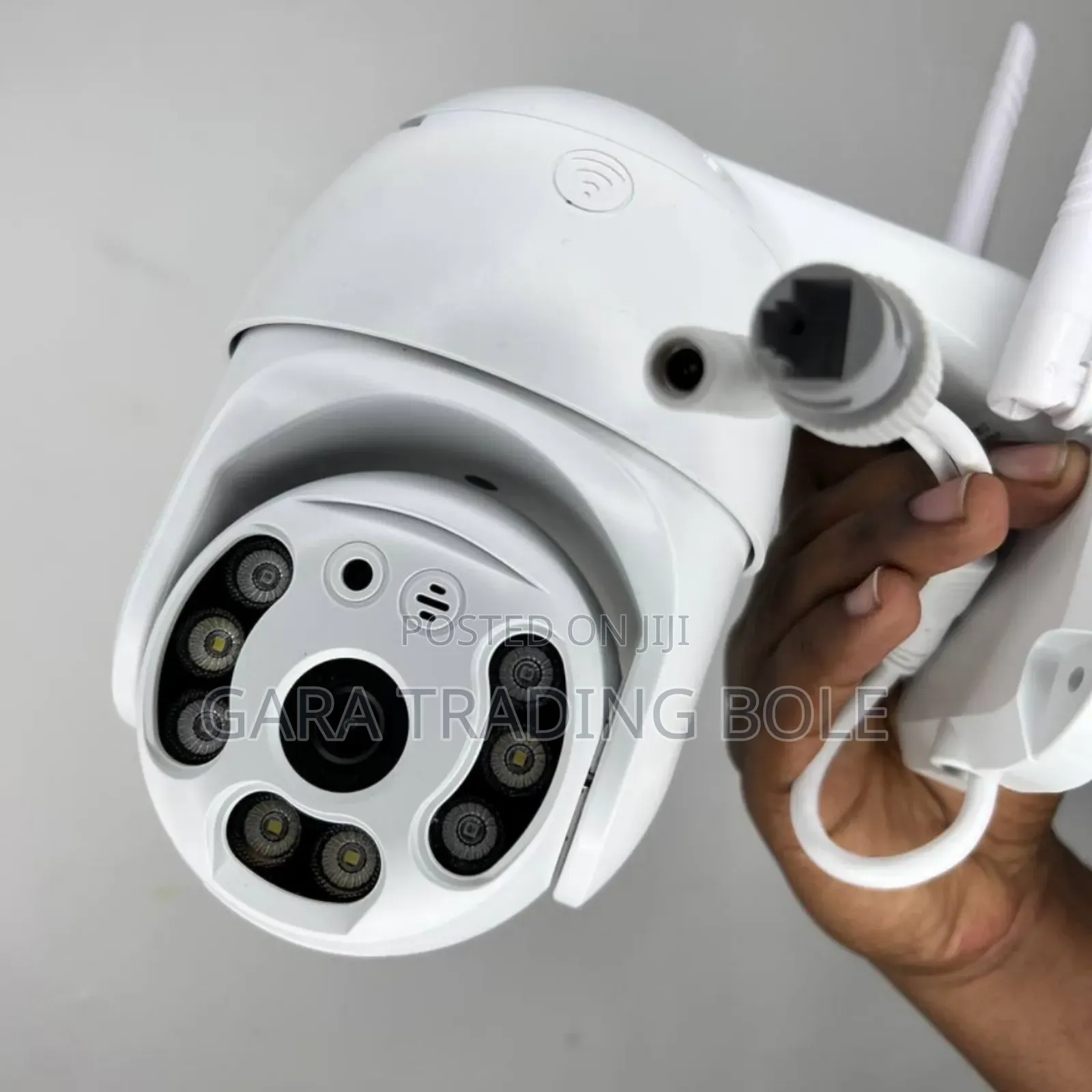 Security Camera የራሡ የብርሀን እና የድምፅ አላርም አለው