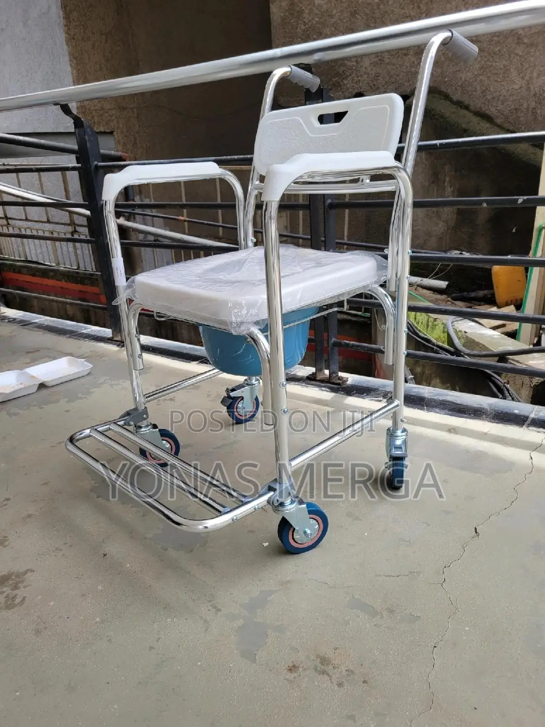 Commode, Shower Chair冬架and Transport Chair 勁旨for Versatility