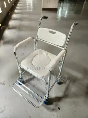Photo - Commode Wheelchair管理wheelchair爪子commode Wheelchair段落wheelchair Medical
