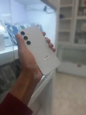 Photo - Samsung Galaxy S24 256 GB White