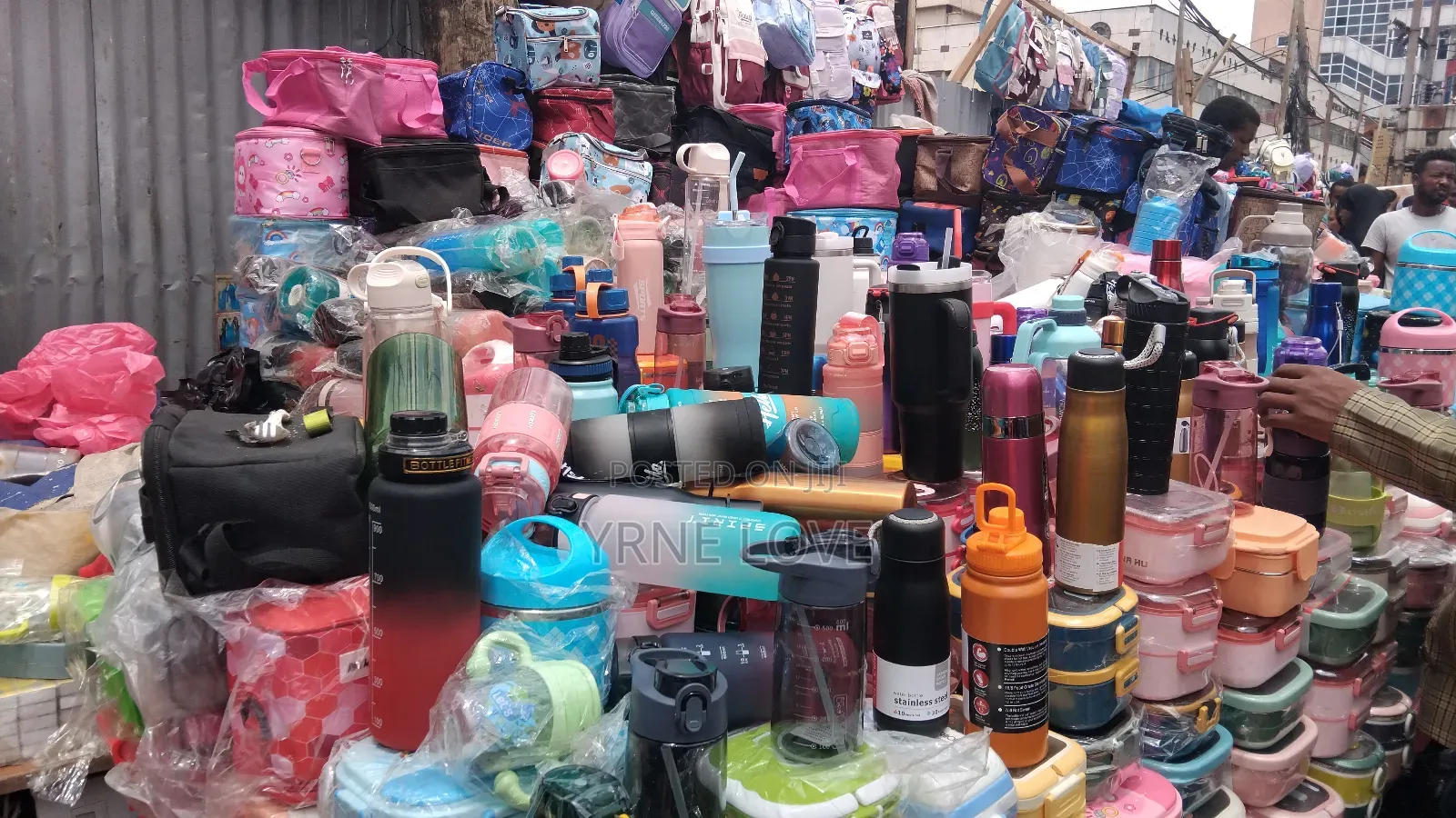 የተለያዩ የቤት እቃዎችን እና የተማሪዎች ምሳ እቃና ኮዳበመርካቶ ዋጋ