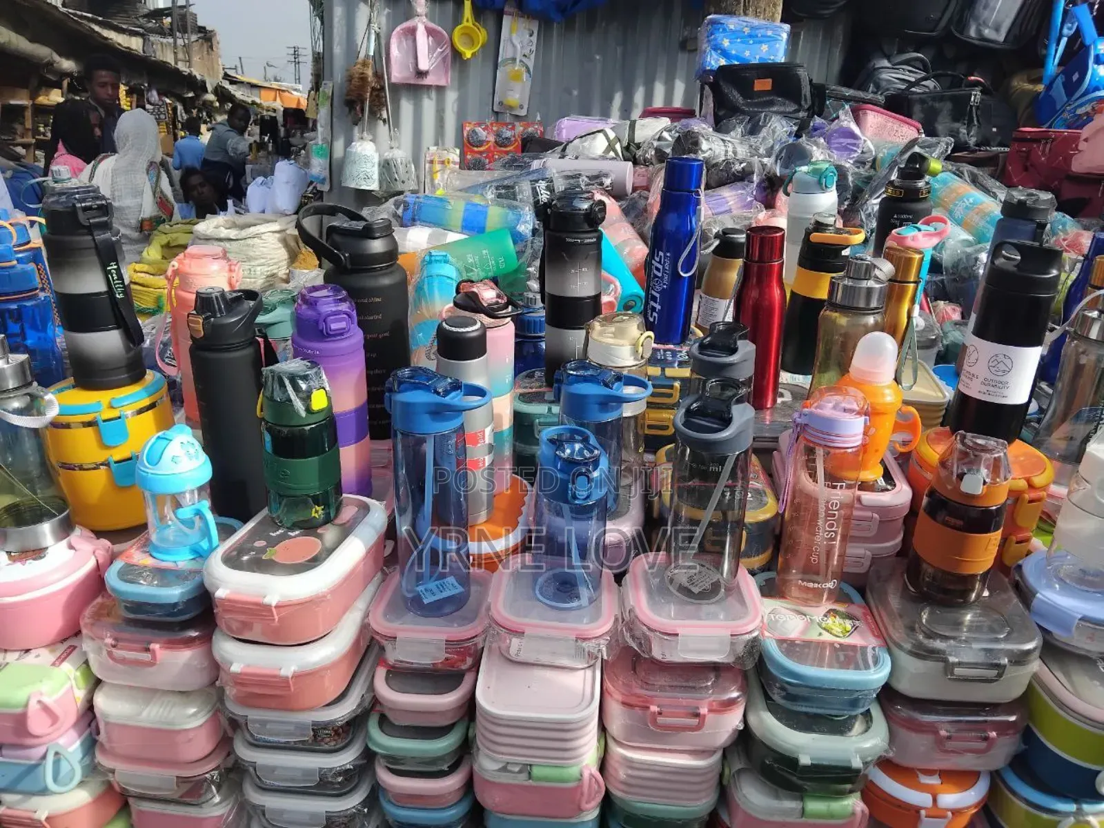 የተለያዩ የቤት እቃዎችን እና የተማሪዎች ምሳ እቃና ኮዳበመርካቶ ዋጋ