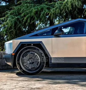 Tesla Cybertruck 2025 Gray