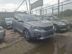 Photo - Peugeot 3008 2017 Gray