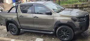 Photo - Toyota Hilux 2022 Silver