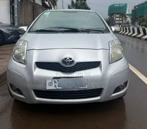 Photo - Toyota Yaris 2010 Silver