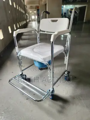 Photo - Wheelchair狡黠commode Wheelchair喬裝toilet Wheelchair见有commode Wheelchair