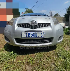 Photo - Toyota Yaris 2010 Silver