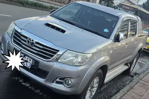 Photo - Toyota Hilux 2015 Silver