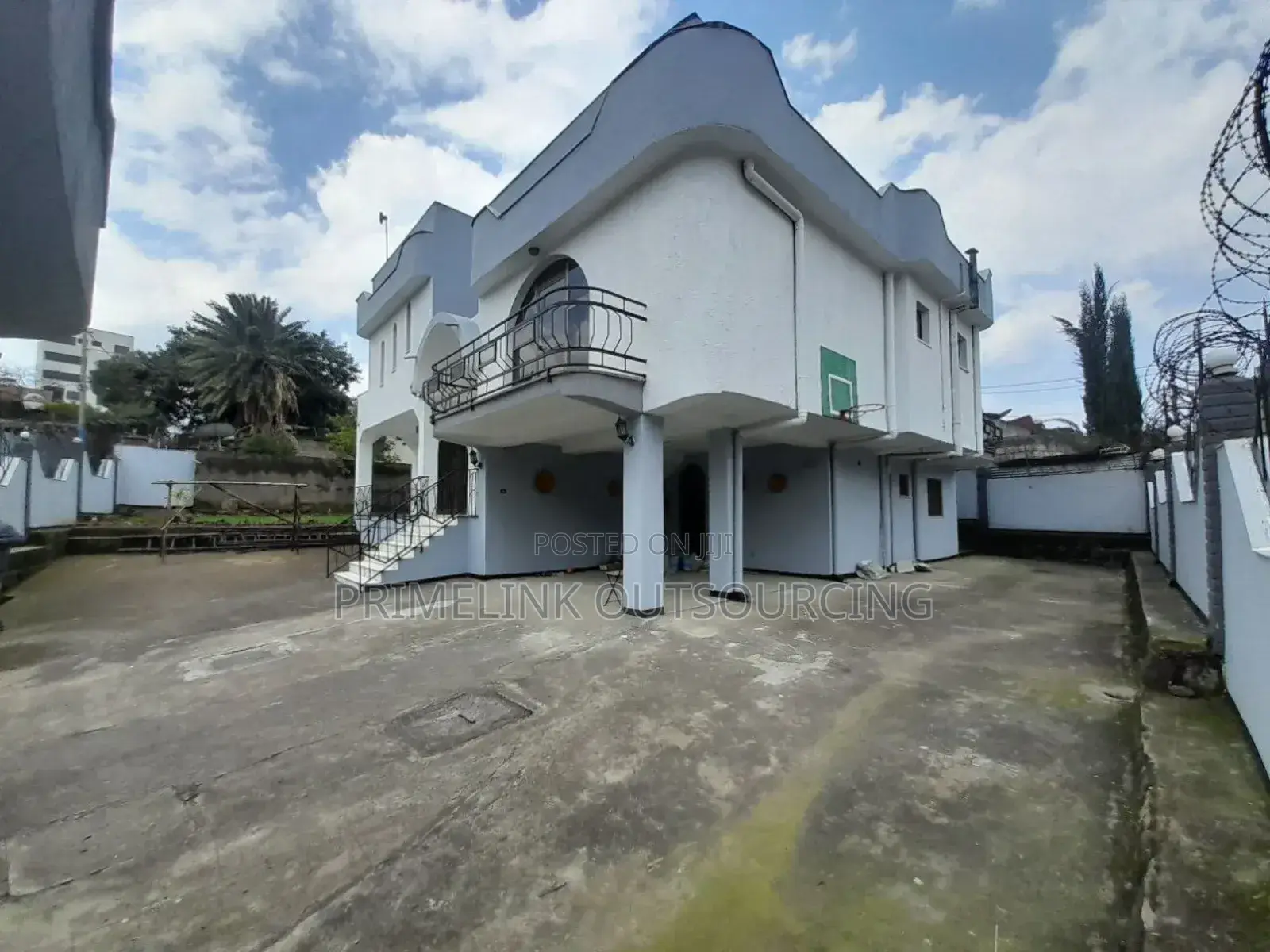 6bdrm Villa in In The Compound, Bole for rent