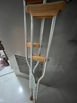 Photo - Easily Adjusted in Height夌墘crutches==Aids Are Adjusted With a Push Pin