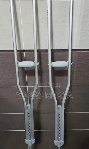 Photo - Adjustable Aluminum Crutches品underarm Crutch, Youth(4' 6" - 5' 2")Pair