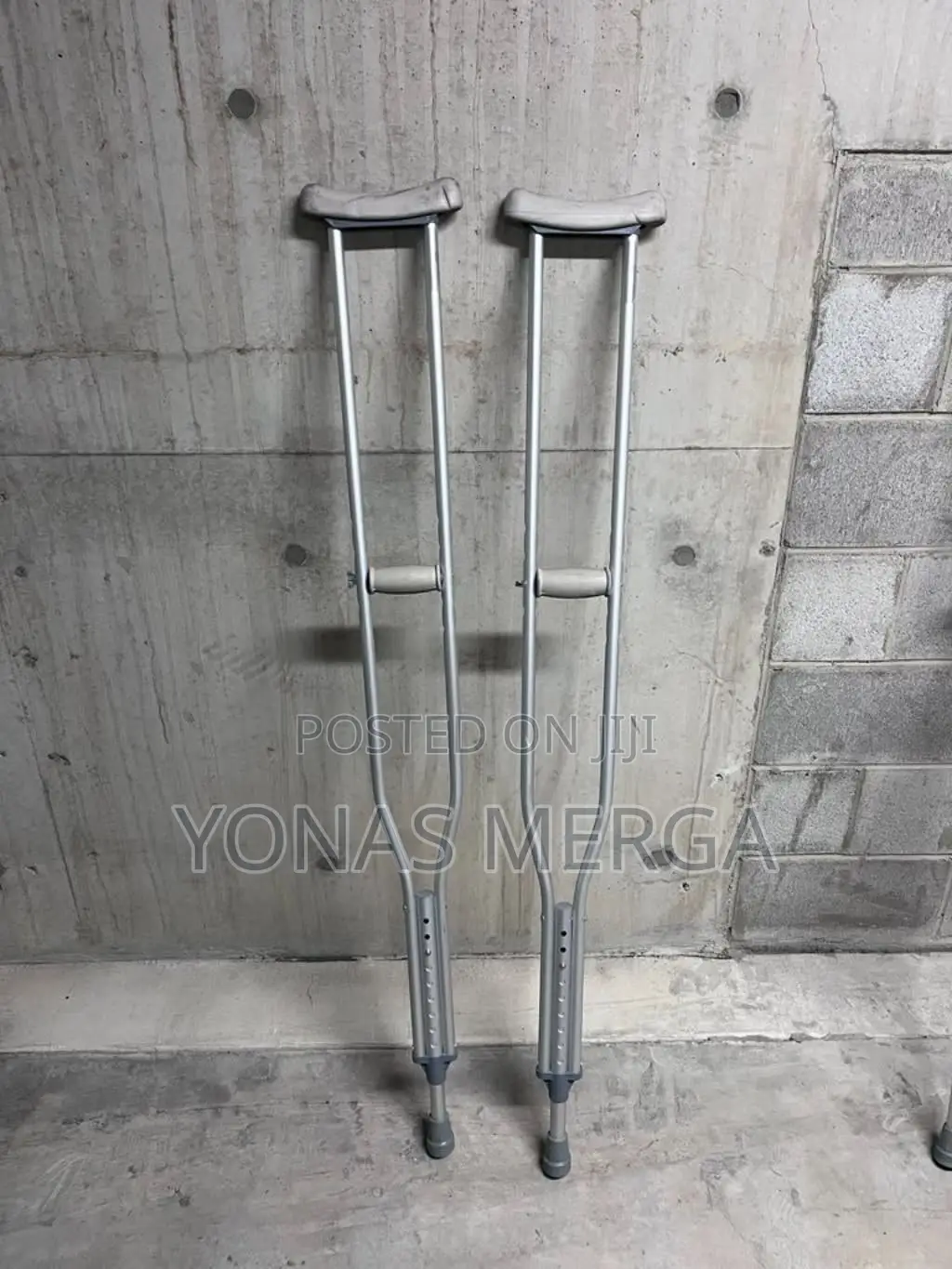 Crutches械蟒ክራች=Pair of Axillary(Underarm)Crutches∆A Common Mobility Aid