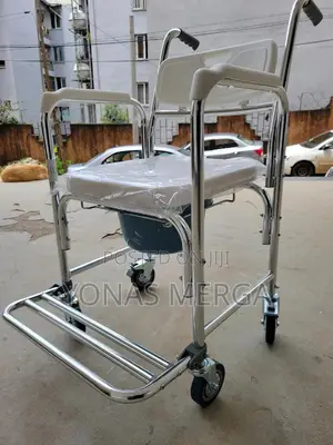 Photo - Toilet, 駙煚and a Transport Wheelchair雯瞿bedside Toilet尚醯commodo Chair
