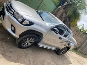 Photo - Toyota Hilux 2017 Silver