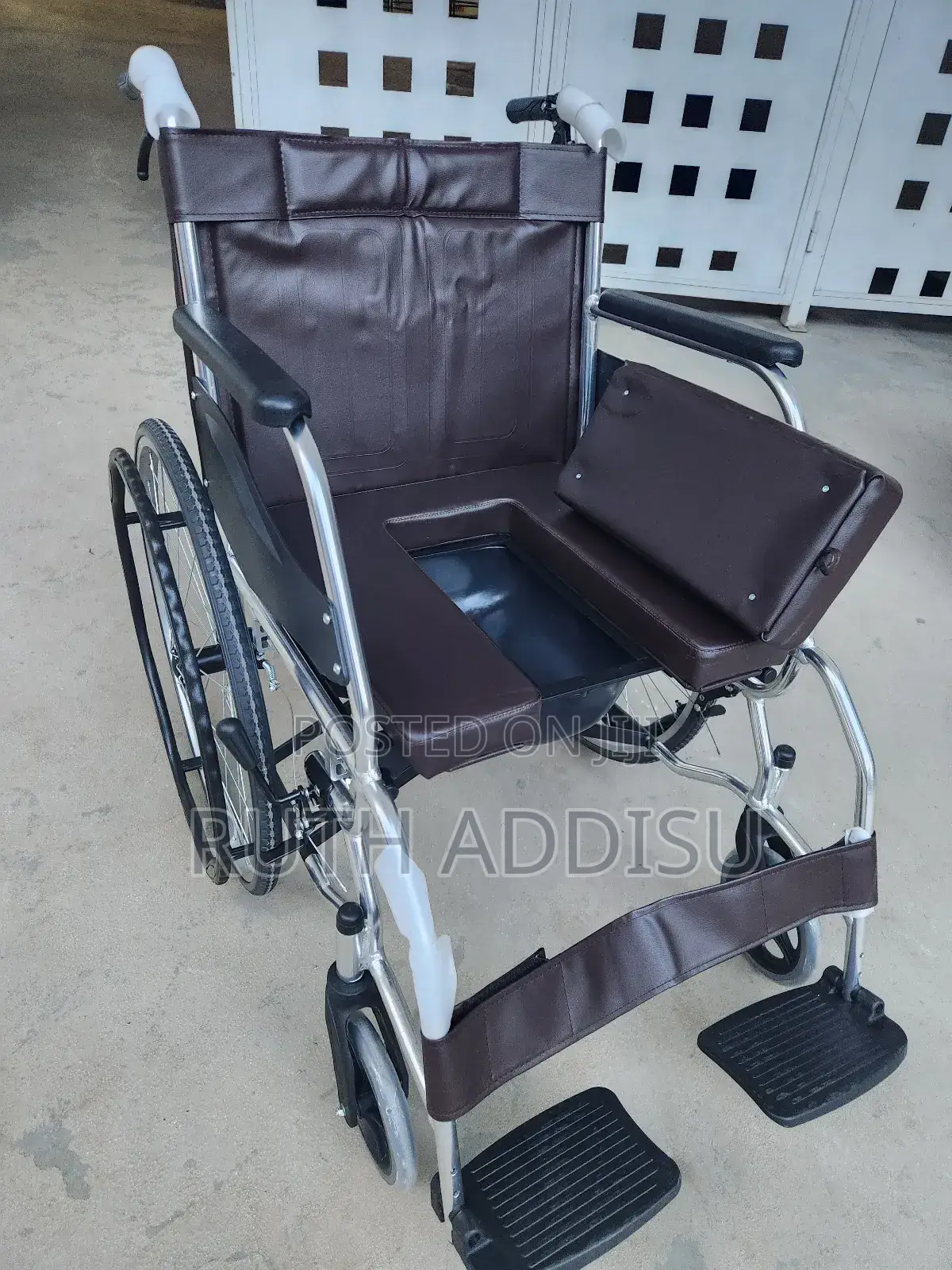 Commode Wheelchair達到toilet Wheelchair然亦commode Wheelchair腕帶wheelchair