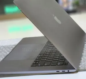 Photo - New Laptop Apple MacBook Pro 2017 16GB Intel Core I7 SSD 512GB