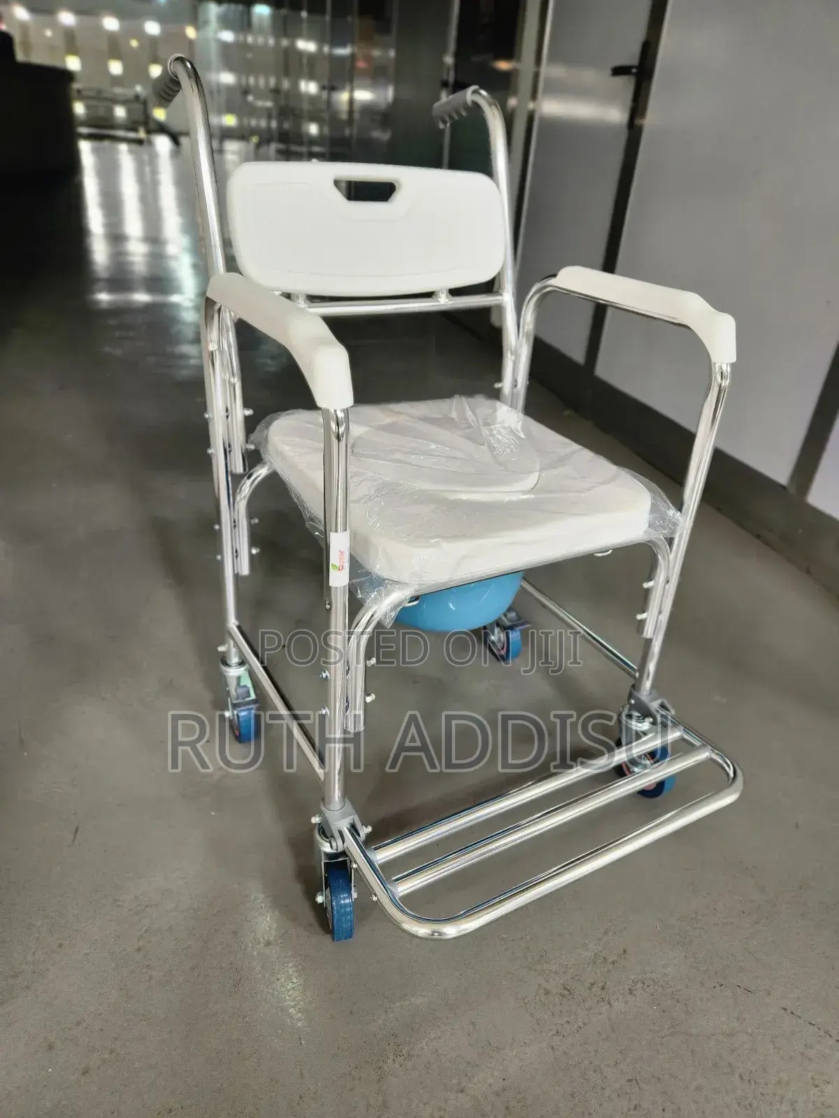 Wheelchair朱明toilet Bed Side盎蔽four Wheel Commode Wheelchair報告wheelchair