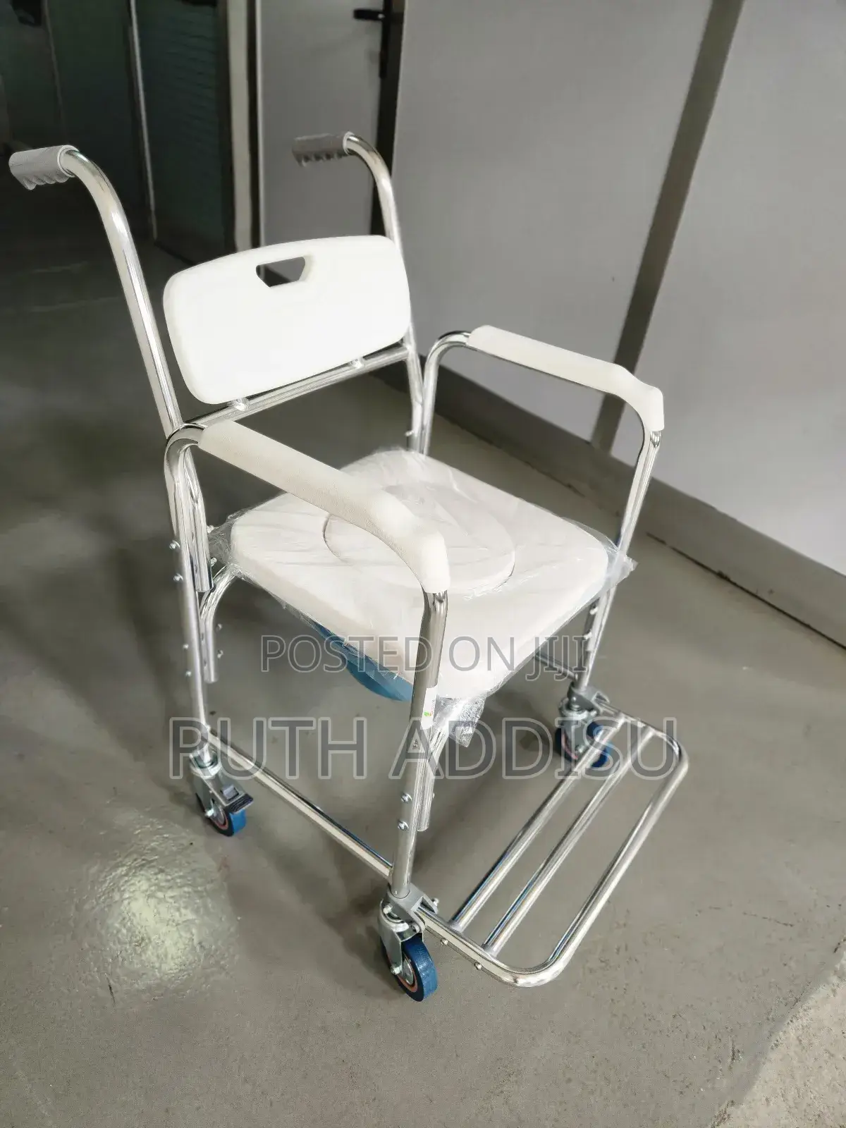 Four Wheel Commode Wheelchair长你commode Wheelchair懲治toilet Wheelchair