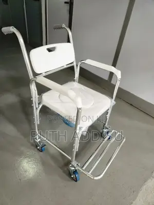 Photo - Four Wheel Commode Wheelchair长你commode Wheelchair懲治toilet Wheelchair