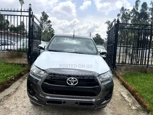 Photo - New Toyota Hilux 2023 White