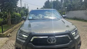 Photo - Toyota Hilux 2022 Gray