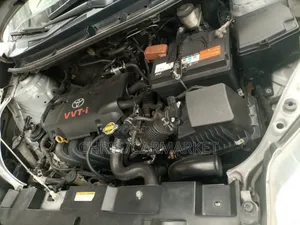 Toyota Yaris SE Hatchback 5dr 2015 Silver