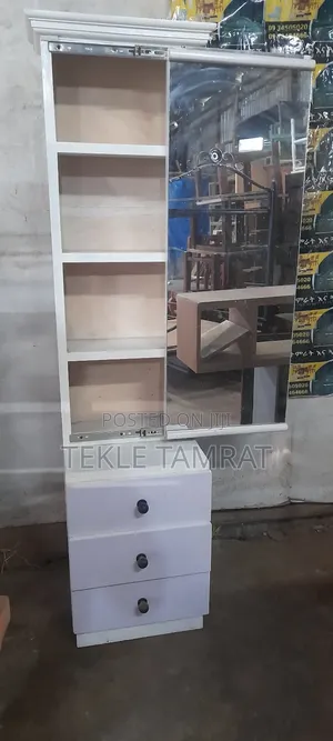 Photo - ተንሽራታች በር የተገጠመለት ለማንኛውም ቦታ የሚሆን የሴቶች መዋቢያ ድረሲንግ ቴብል (Dressing Tabel)