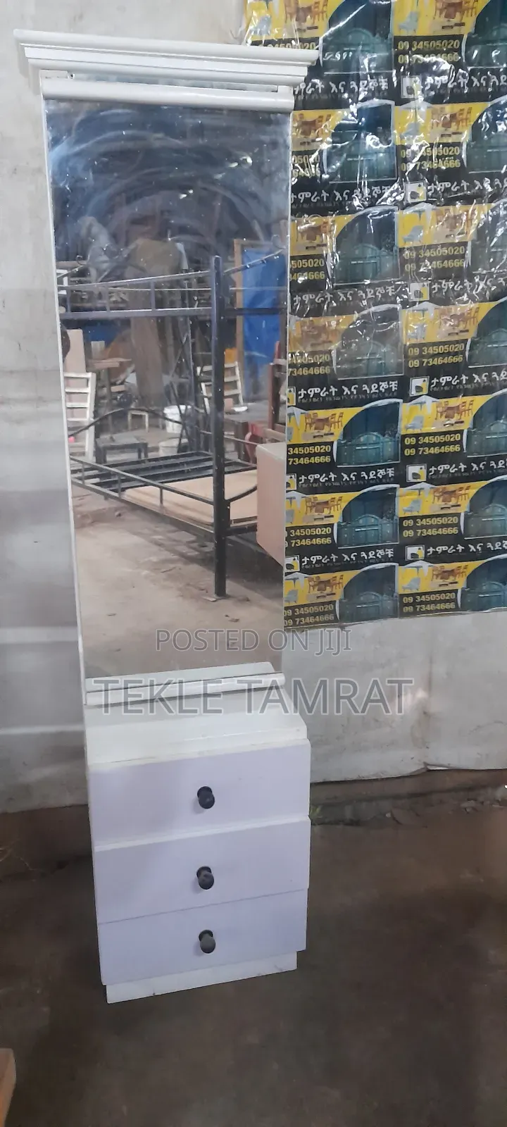 ተንሽራታች በር የተገጠመለት ለማንኛውም ቦታ የሚሆን የሴቶች መዋቢያ ድረሲንግ ቴብል (Dressing Tabel)