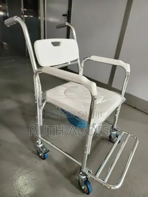 Photo - White Sean Commode Wheelchair吞併commode Wheelchair衹我commode Wheelchair