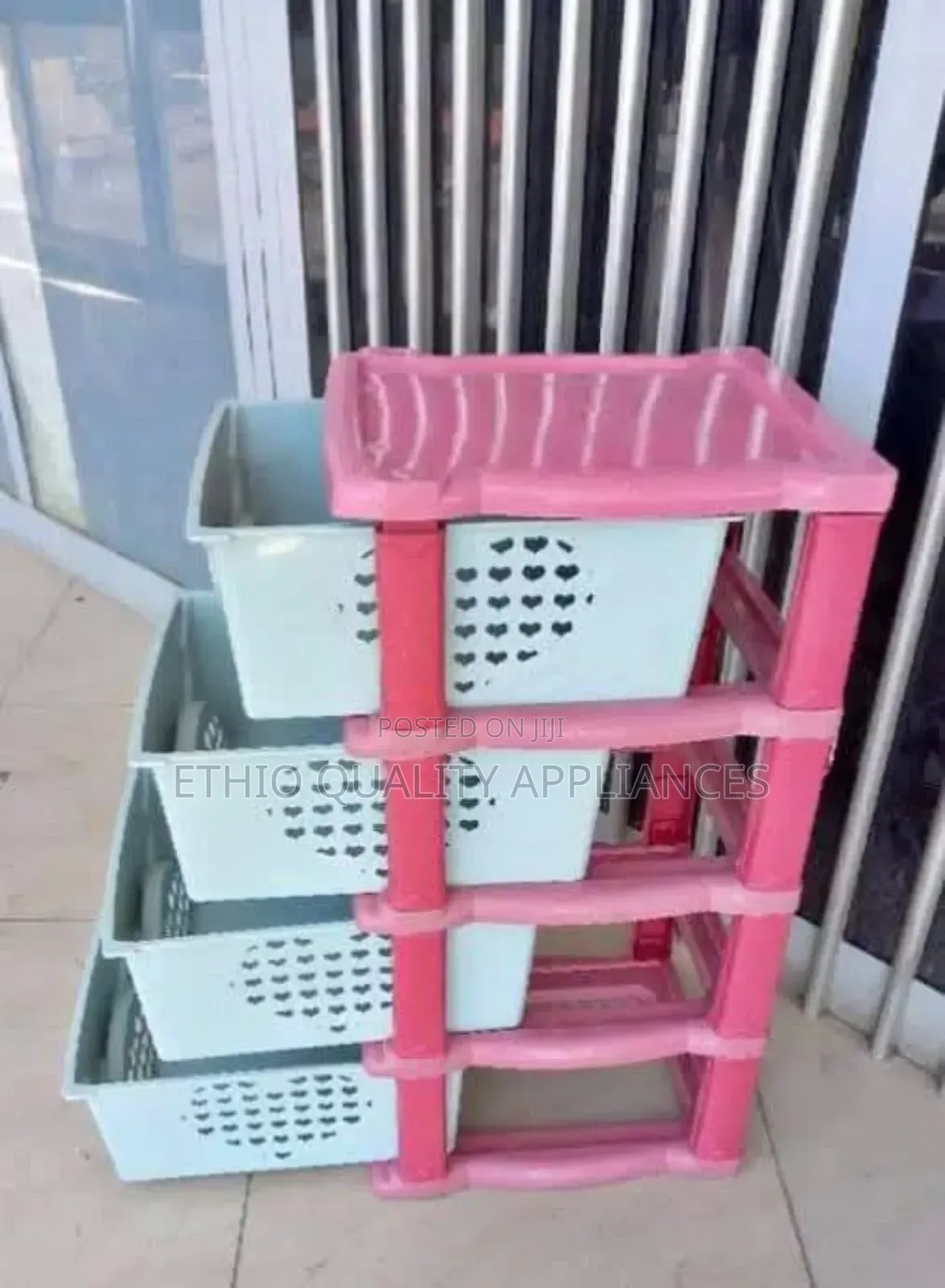 ባለ አራት መሳቢያ ያለው የልጅ ልብስ መደርደሪያ