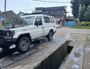 Photo - Toyota Land Cruiser 2007 White